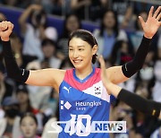 외로운 길 걷는 김연경 "배구계 개선 위해서는 어쩔 수 없죠"