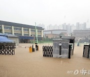 운동장 잠기고, 교실 부서지고…난리난 학교 128곳 '집중호우' 비상대책