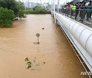 폭우로 수위 상승중인 오산천