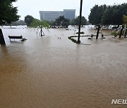 오산천 수위 상승으로 물에 잠긴 운동기구