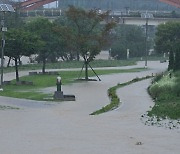 오산천 수위 상승으로 물에 잠긴 운동기구