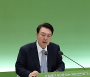 윤 "납덩어리 달고 뛸 수는 없어…경제발전·기업활동 장애되는 제도 무조건 없애"