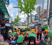 매일 50여 명 릴레이 수해 복구 지원… 익산시 '지역자율방재단' 구슬땀