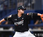 [ST포토] 9회 역투하는 KT 김민