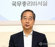 출입 기자들과 얘기 나누는 한덕수 국무총리