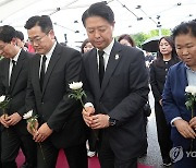 헌화하는 박찬대 대표 권한대행