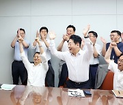 체코 원전 수주 발표 순간…장관실·한수원·체코대사관 "환호"