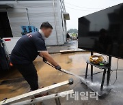 [포토]'깨끗하게 청소 중'