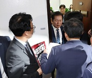 법사위 앞 물리적 충돌에…野 "심각한 집단폭력, 고발 검토"