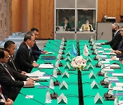 시미나 미크로네시아 대통령과 회담하는 기시다