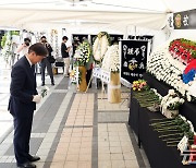 '채 해병 순직 1주기' 시민분향소 찾은 조국 당대표 후보자