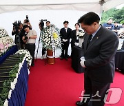 서이초 교사 1주기 추모공간서 묵념하는 우원식 국회의장