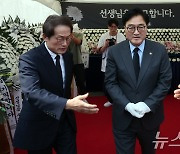 서이초 교사 1주기 추모공간 찾은 우원식 국회의장