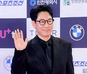 [포토] 지석진, '부드러운 손인사~' (제3회 청룡시리즈어워즈)