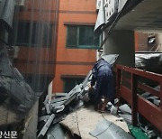 Heavy rains cause outer wall of apartment building to collapse, making Jeonse scam victims live in fear