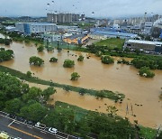 최고 380mm 물폭탄…도로 잠기고, 학교에 갇히고 '피해 속출'