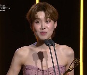 장도연 예능인상 “정종연 PD 우리 버리고 갔지만”→즉석 댄스 폭소[청룡시리즈어워즈]