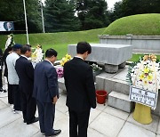 이승만 전 대통령 묘역서 참배하는 추모식 참석자들