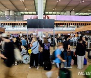 통신 장애로 작동하지 않는 독일 공항 전광판