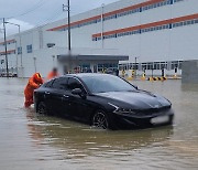 폭우에 차량 3,200여대 침수…손해 300억원 육박