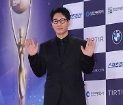 [포토] 지석진 '예능 대부의 손인사'