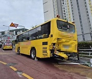 급경사길에서 갑자기 뒤로 밀리다 '쾅'··· 어린이 48명 태운 유치원 버스 큰일날뻔