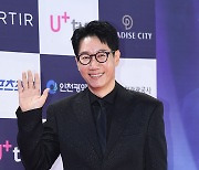 [ST포토] 지석진, '왕코형의 부드러운 인사'