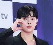 [ST포토] 최현욱, '무표정 하트'