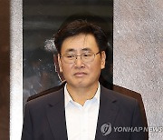 사무실 향하는 유상임 신임 과기부장관 후보자