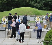 이승만 전 대통령 묘역 참배