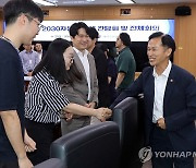 2030 자문단과 인사하는 송명달 해수부 차관