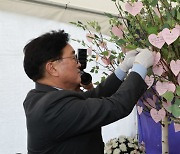 우원식 국회의장, 서이초 순직 교사 1주기 추모공간 방문