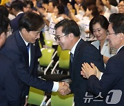 김동연 지사와 인사하는 조국