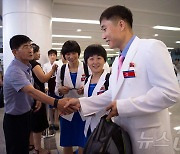 '선수 16명' 북한, 파리 올림픽 출전 위해 프랑스로 출국