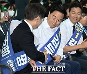 '제주 이어 인천도 압승' 김두관에 악수 청하는 이재명  [TF사진관]