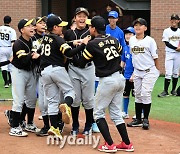 [MD포토] 가위바위보 승리에 기뻐하는 유소년 야구선수들