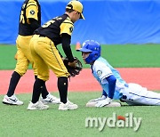 [MD포토] 김민재 '큰 키로 슬라이딩 도루 세이프'