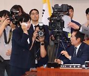 與 “민주당의 ‘尹탄핵’ 간 보기…청문회 강행으로 국회 난장판 만들어”