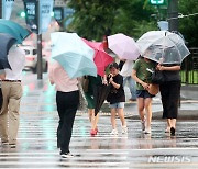 '강풍에 우산 꼭 잡고'