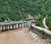 (SpotNews)CHINA-SHAANXI-ZHASHUI-BRIDGE COLLAPSE-RESCUE (CN)