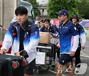 올림픽 선수촌 입촌하는 체조대표팀 선수들