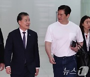 출국하는 김영호 통일부 장관과 배우 유지태