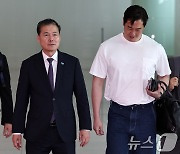 출국하는 김영호 장관과 유지태