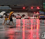 중국 가는 태풍 '개미' 영향 수도권 장맛비…남부는 폭염