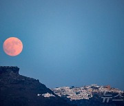 [포토]산토리니섬 위로  둥실 떠오른 보름달