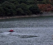 완주 대아저수지서 3명 탄 승용차 추락...1명 숨져