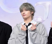 [포토] TXT 휴닝카이, '멋진 모습으로 손가락 하트~' (SBS 가요대전 Summer)