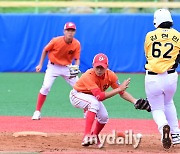 [MD포토] 최혁 '태그는 했는데 공이 없네'