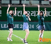 버스터즈, 축구팬 시선 한 몸에[포토엔HD]