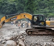 쓰촨성 홍수 현장 정리하는 구조대